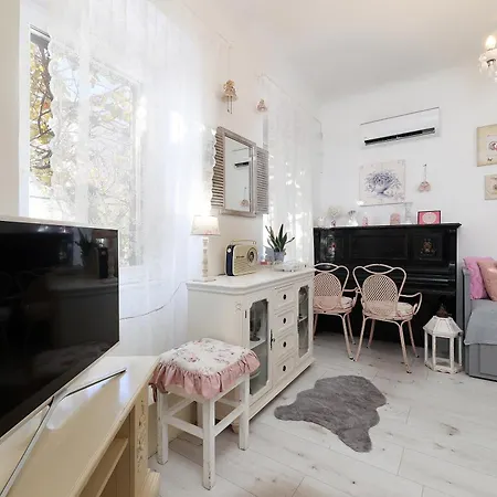 Inga With Free Private Parking Apartment