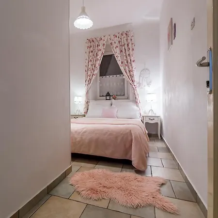 Inga With Free Private Parking Apartment